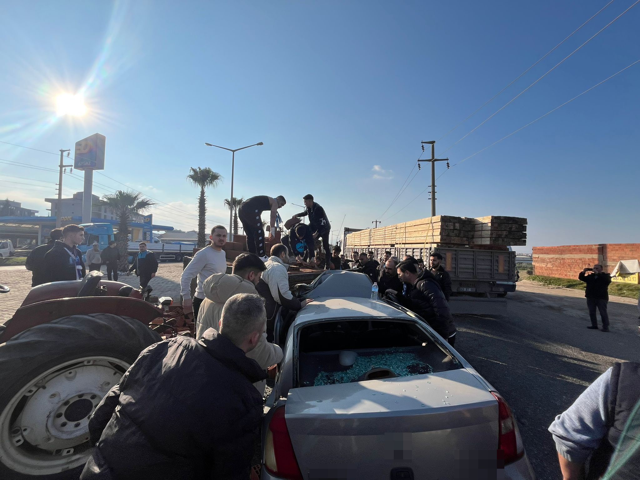 Turgutluda Ters Yon Faciasi Kiremit Yuklu Traktor Otomobili Bicti Taraftarlar Yardima (7)