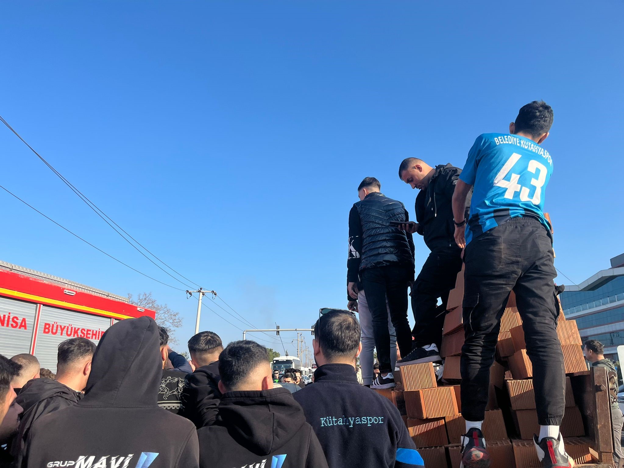 Turgutluda Ters Yon Faciasi Kiremit Yuklu Traktor Otomobili Bicti Taraftarlar Yardima (8)