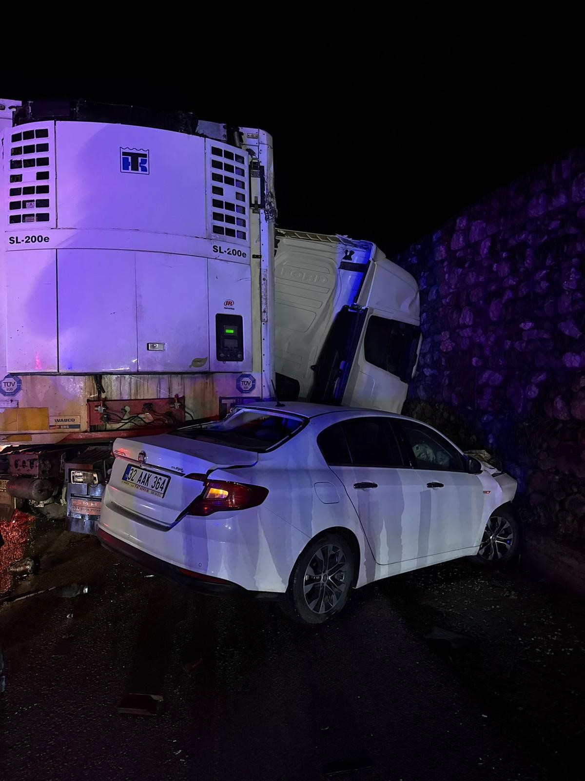 Uc Arac Birbirine Girdi Ortalik Savas Alanina Dondu (2)