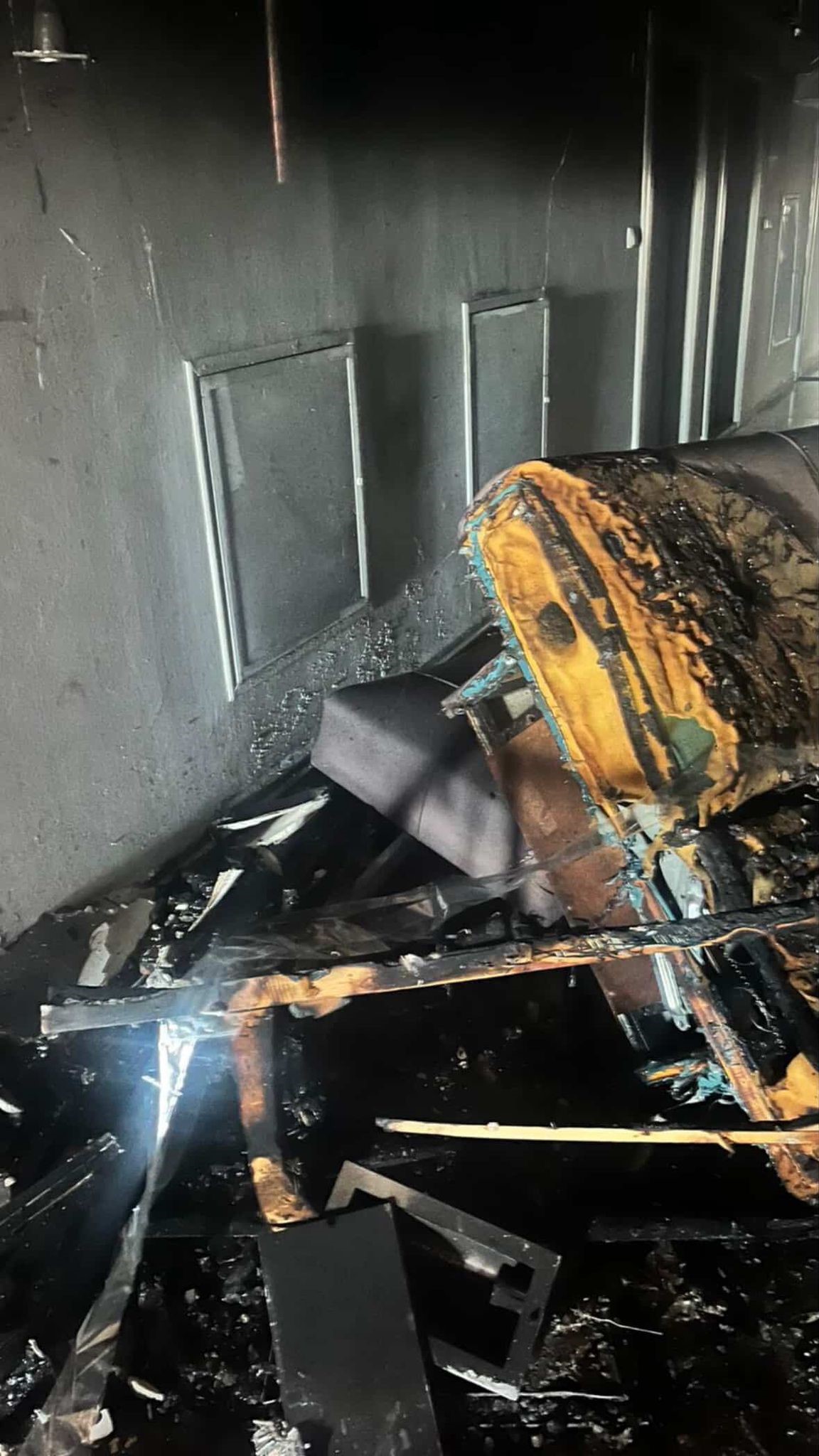 Ünlü Ismin Eski Gelininin Evi Ateşe Verildi! “Evi Yakacağım” Demişti… Dediğini Yaptı (3)