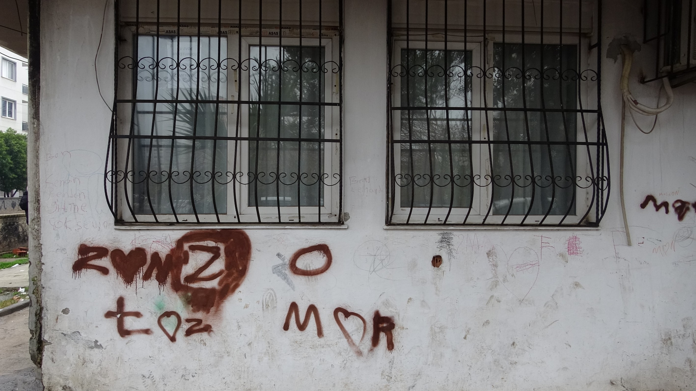 Uyuşturucu Bitince Camlara Yazı Asıldı “Bu Evde Satış Yok!” (5)