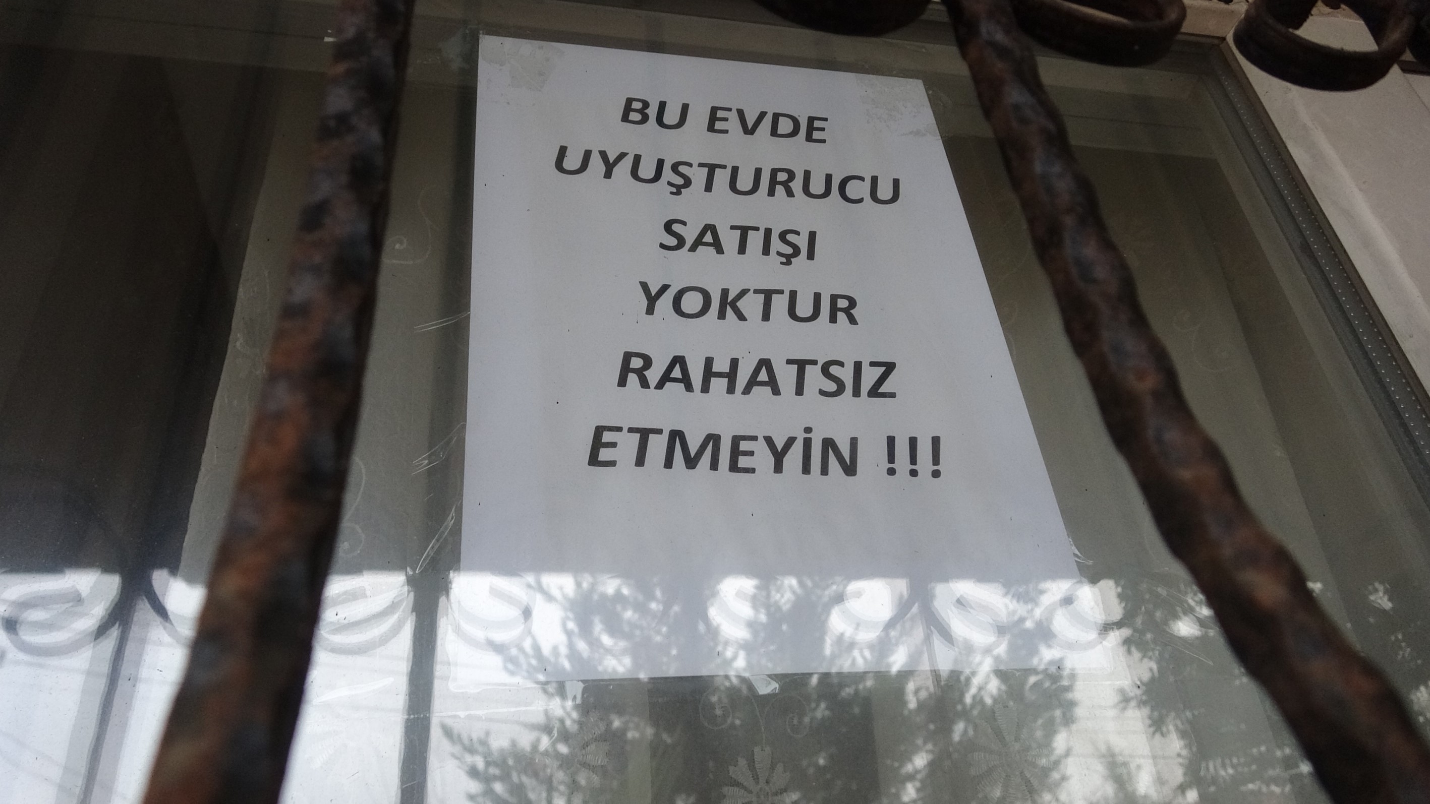 Uyuşturucu Bitince Camlara Yazı Asıldı “Bu Evde Satış Yok!” (8)