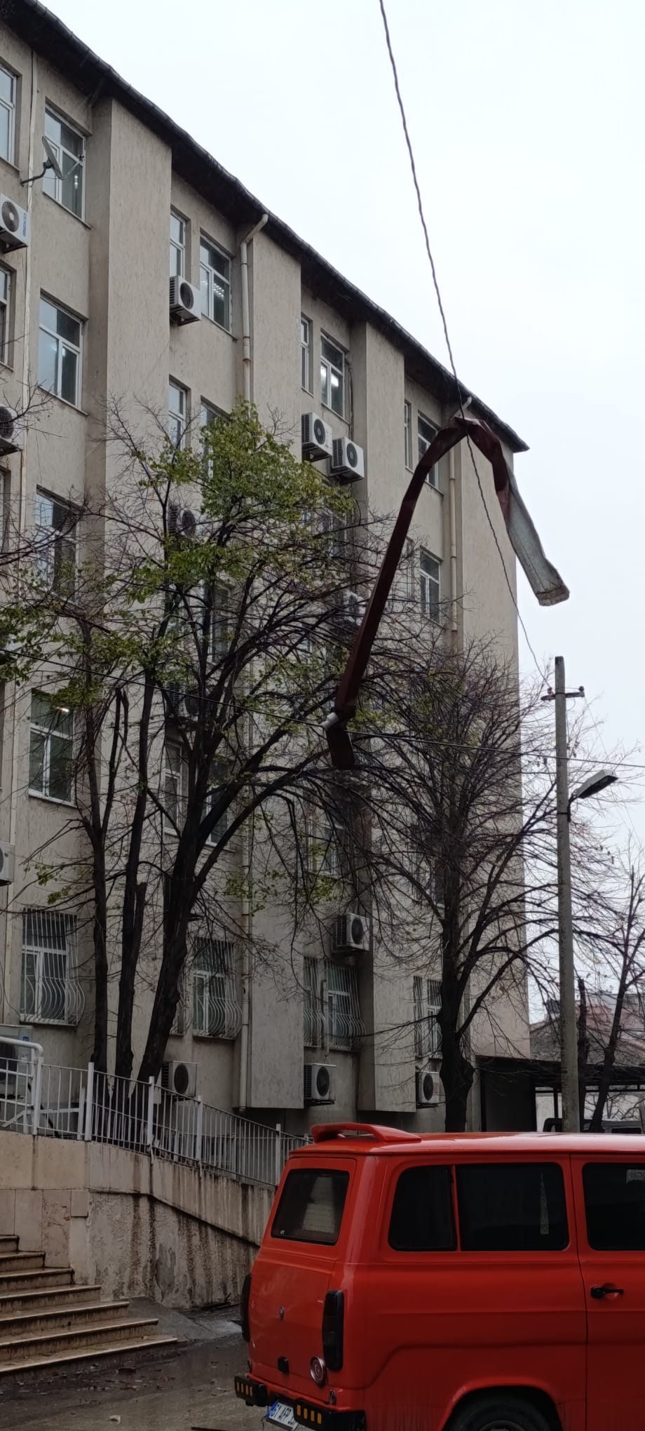 Vergi Dairesinde Catidan Kopan Parca Tehlike Yaratti (2)