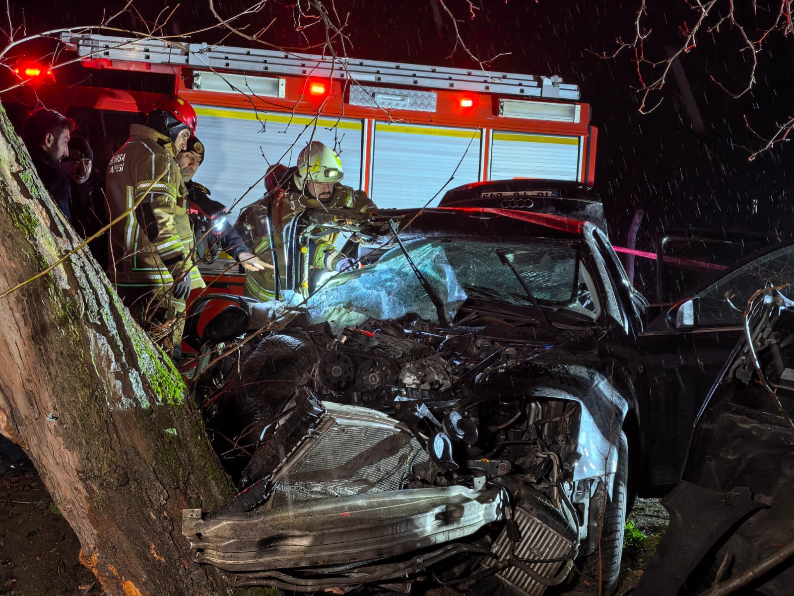 Virajda Kontrolden Çıkan Otomobil Ağaca Saplandı 2 Genç Hayatını Kaybetti (3)