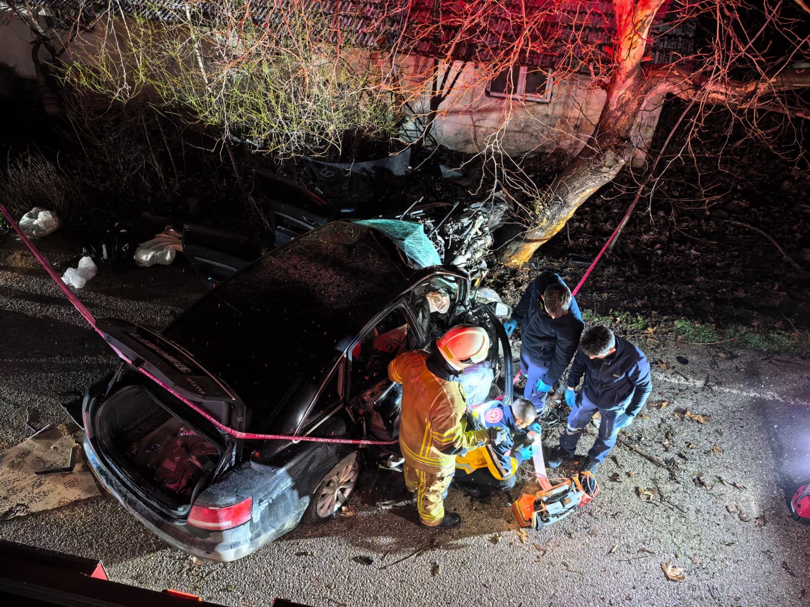 Virajda Kontrolden Çıkan Otomobil Ağaca Saplandı 2 Genç Hayatını Kaybetti (4)