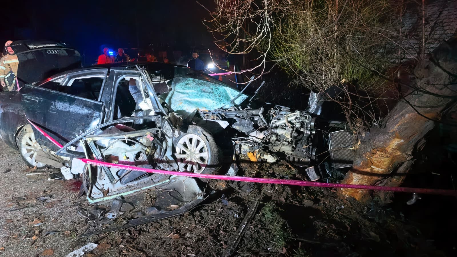 Virajda Kontrolden Çıkan Otomobil Ağaca Saplandı 2 Genç Hayatını Kaybetti (5)