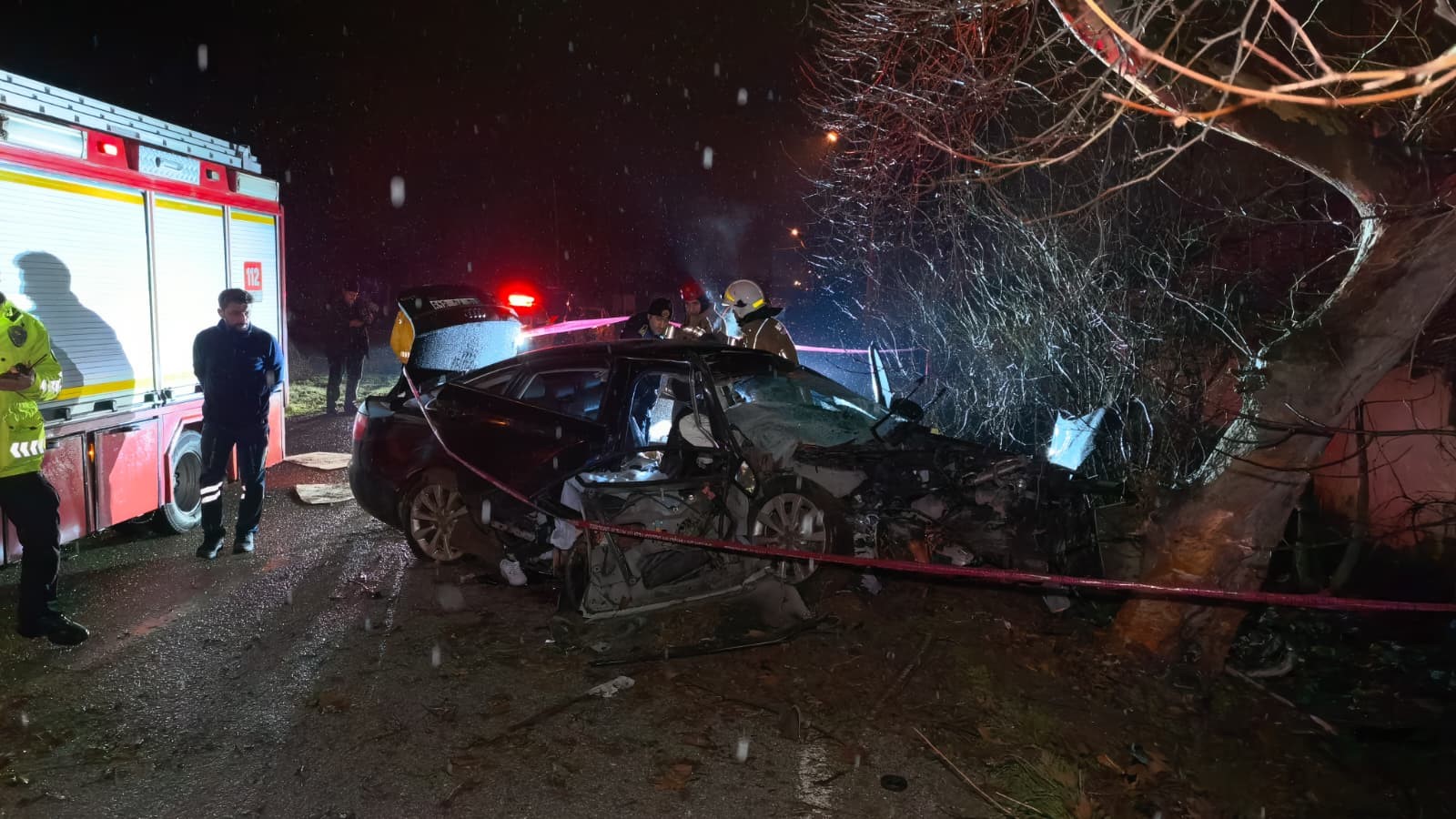 Virajda Kontrolden Çıkan Otomobil Ağaca Saplandı 2 Genç Hayatını Kaybetti (6)