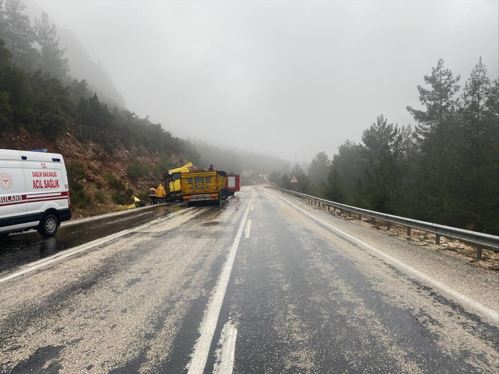 Virajı Alamadı, Karşı Şeride Geçti Feci Çarpışmada 1 Ölü, 1 Ağır Yaralı (2)