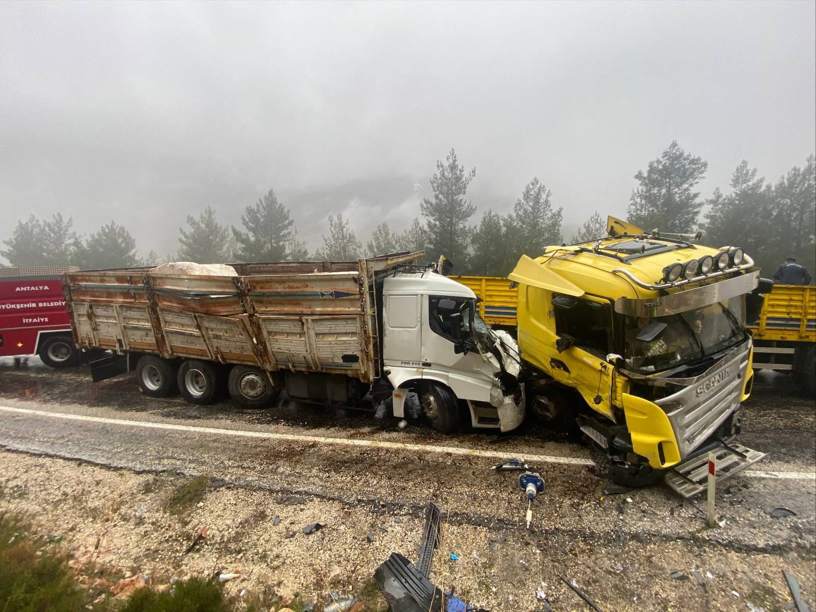 Virajı Alamadı, Karşı Şeride Geçti Feci Çarpışmada 1 Ölü, 1 Ağır Yaralı (3)
