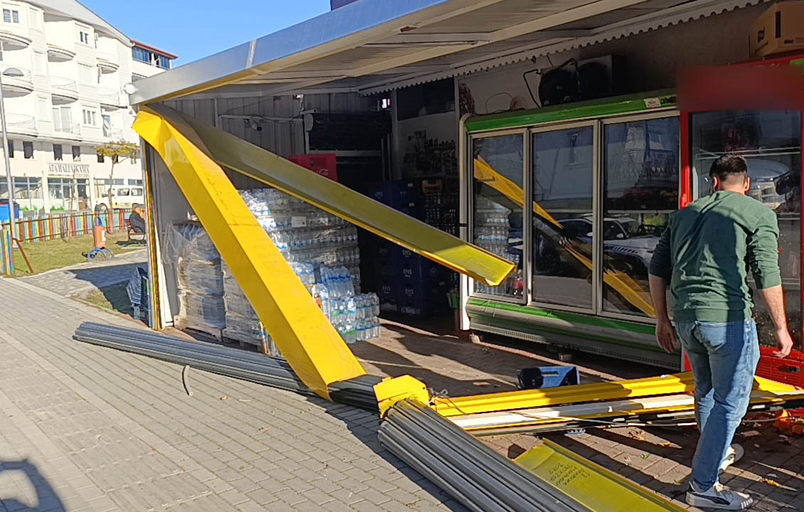 Virajı Alamadı, Markete Daldı! Facia Saniyelerle Atlatıldı (3)