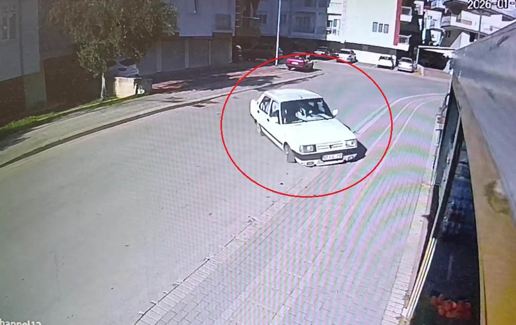 Virajı Alamadı, Markete Daldı! Facia Saniyelerle Atlatıldı (4)