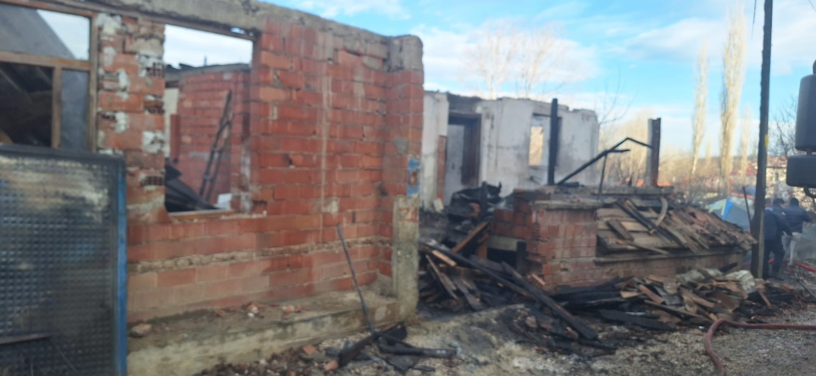 Yangın Sonrası Acı Manzara Evde 2 Kişi Ölü Bulundu (3)