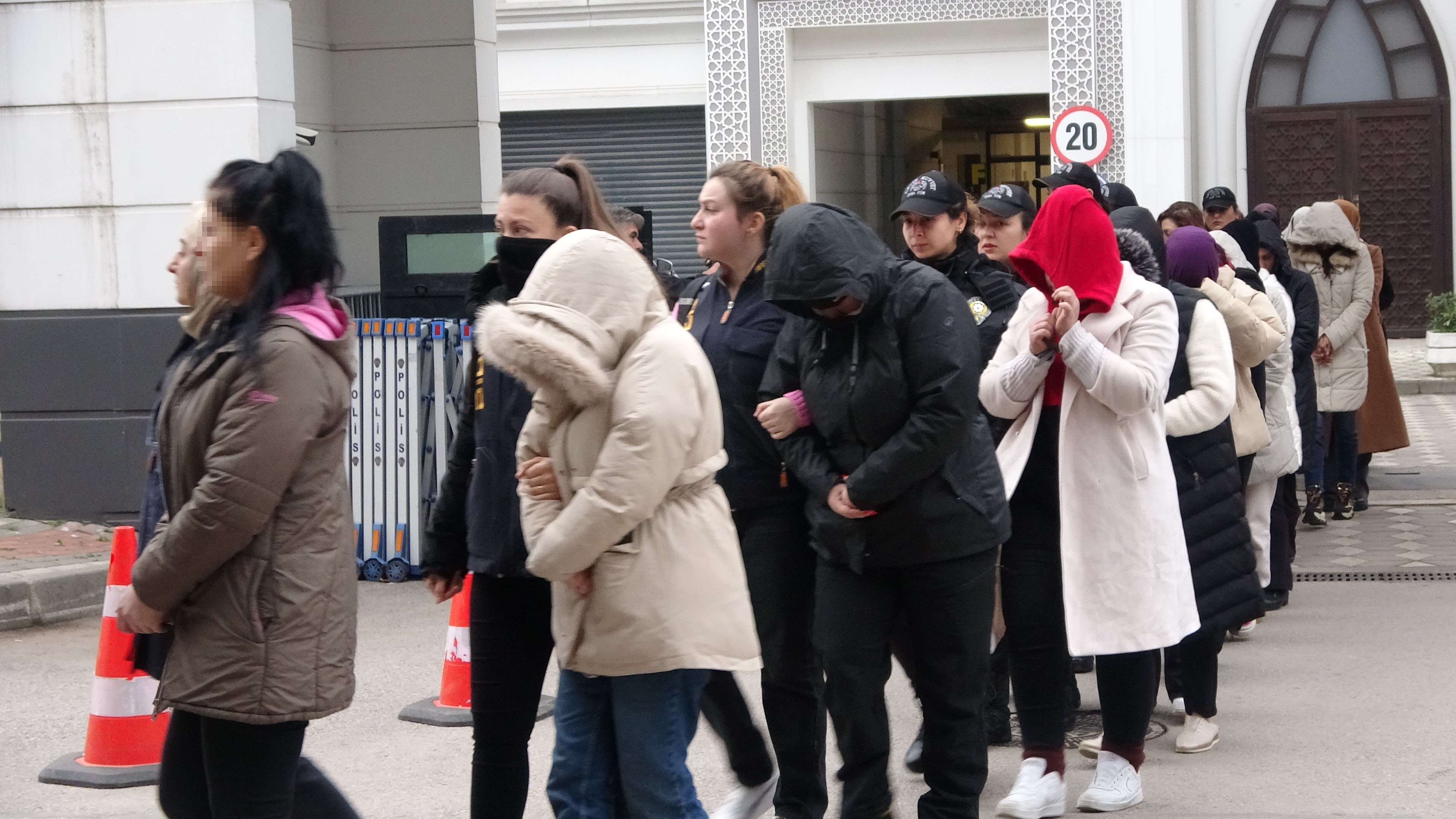 Yapay Zeka Ile Sahte Kadin Profilleri Olusturup Buyuk Vurgun Yaptilar (3)