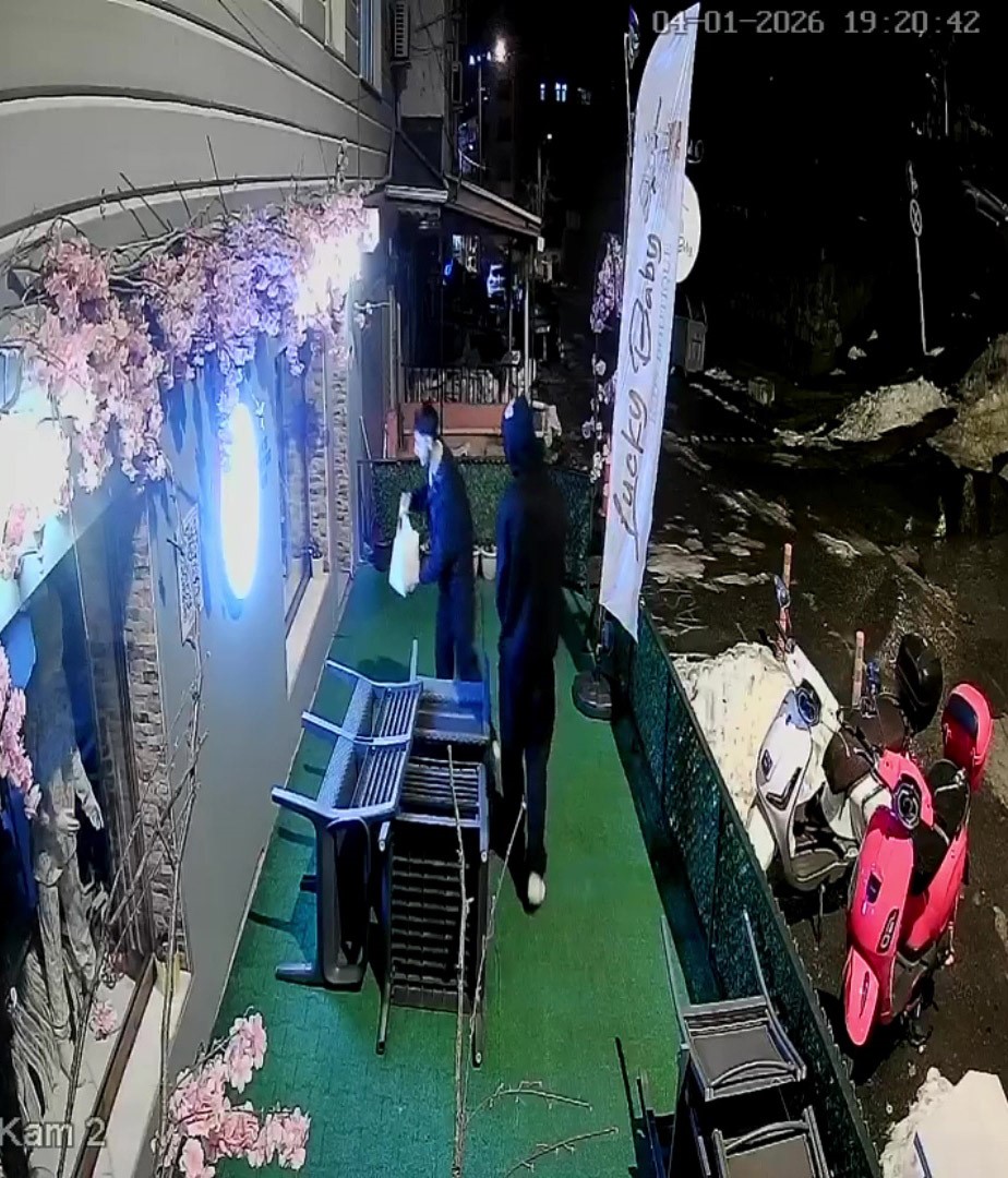 Yıktıkları Kardan Adam Için Baklavayla Özür Dilediler (4)