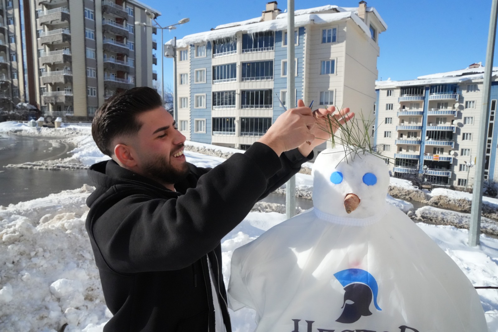 Yogun Kari Eglenceye Cevirdiler Kardan Adam Tiras Oldu 3