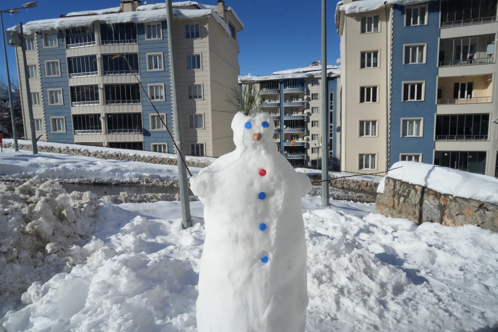 Yogun Kari Eglenceye Cevirdiler Kardan Adam Tiras Oldu 4