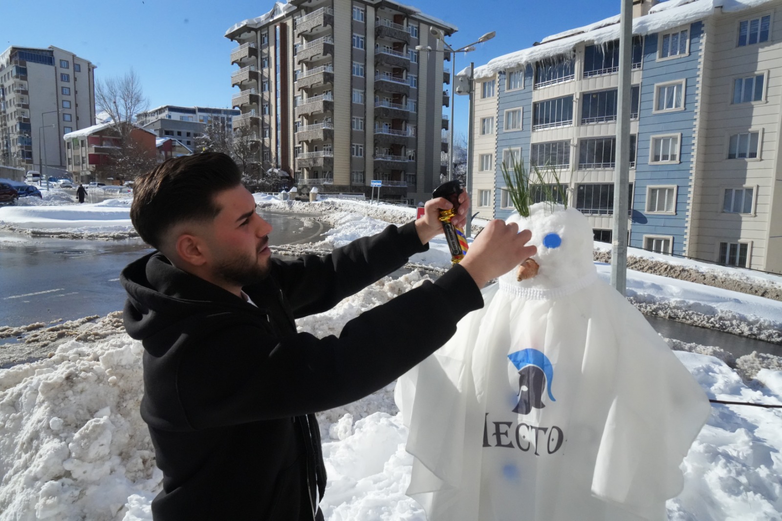 Yogun Kari Eglenceye Cevirdiler Kardan Adam Tiras Oldu 5
