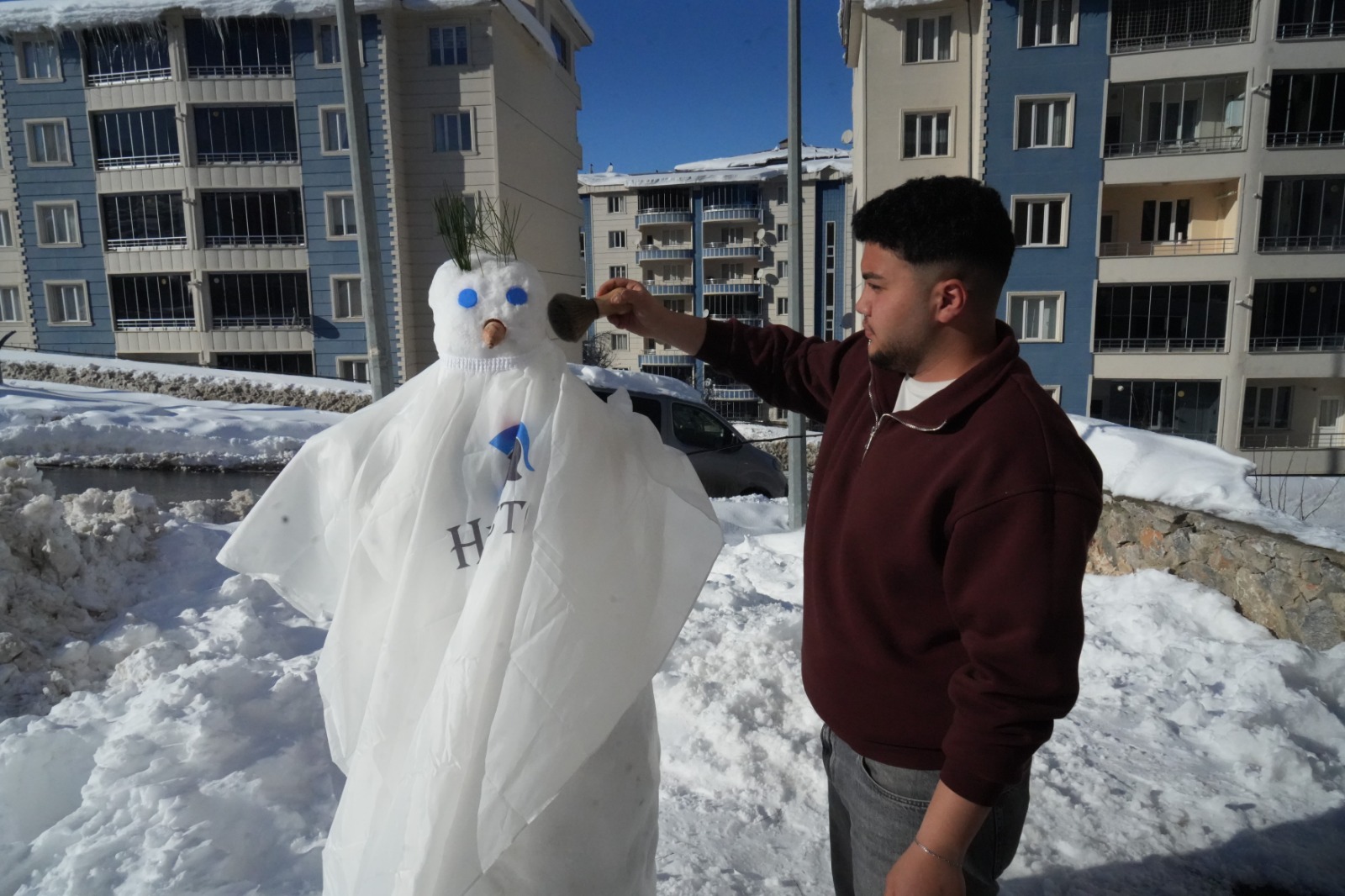 Yogun Kari Eglenceye Cevirdiler Kardan Adam Tiras Oldu 6