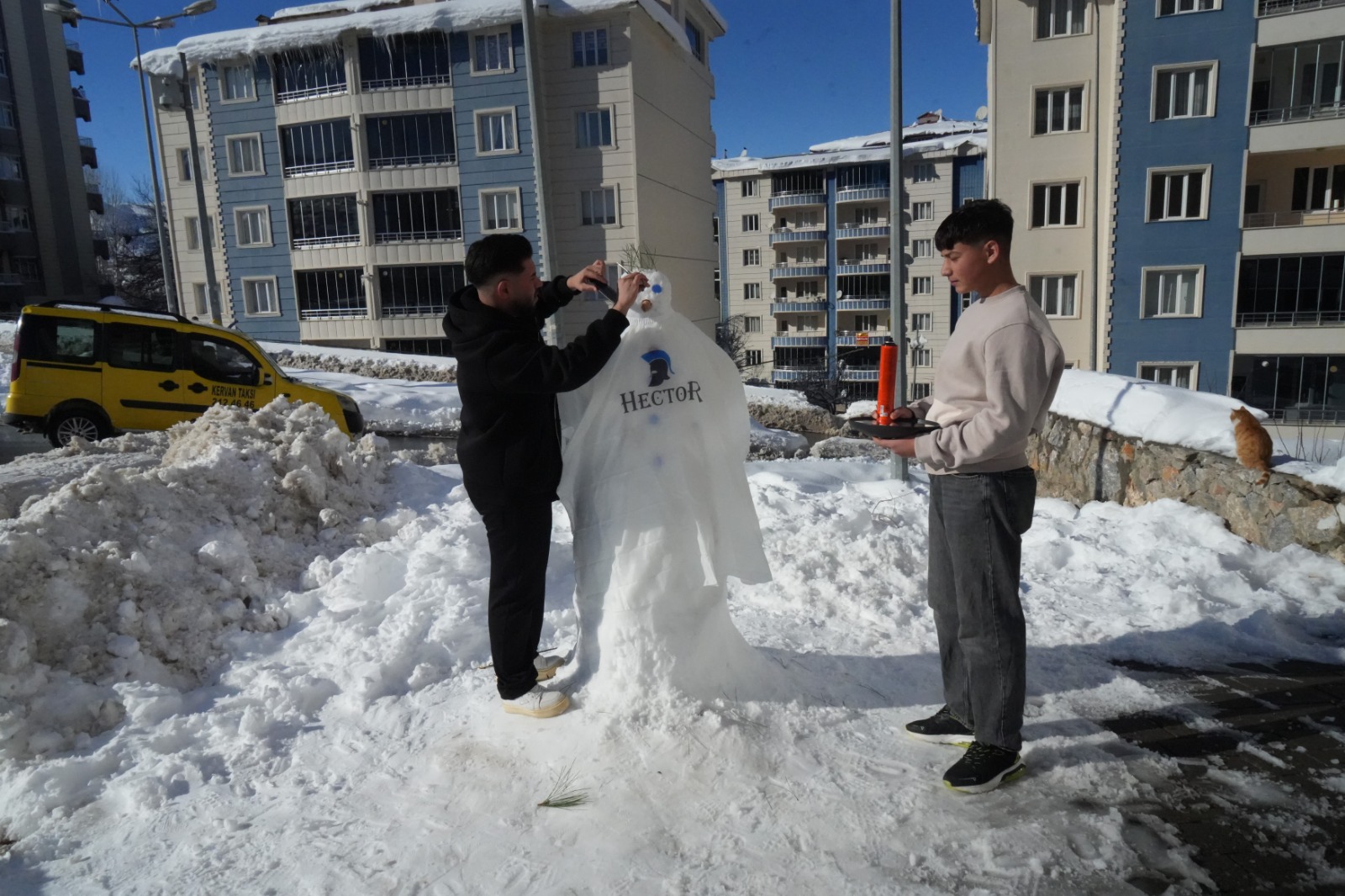 Yogun Kari Eglenceye Cevirdiler Kardan Adam Tiras Oldu