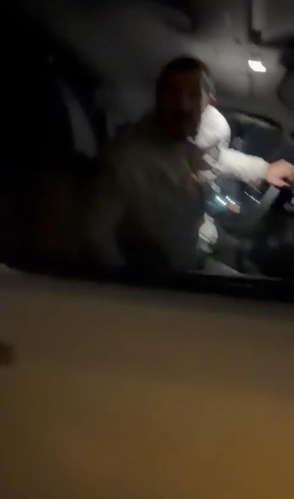 Yol Verme Kavgasi Dehsete Dondu Taksici Bicakla Saldirdi O Anlar Kamerada (1)-1
