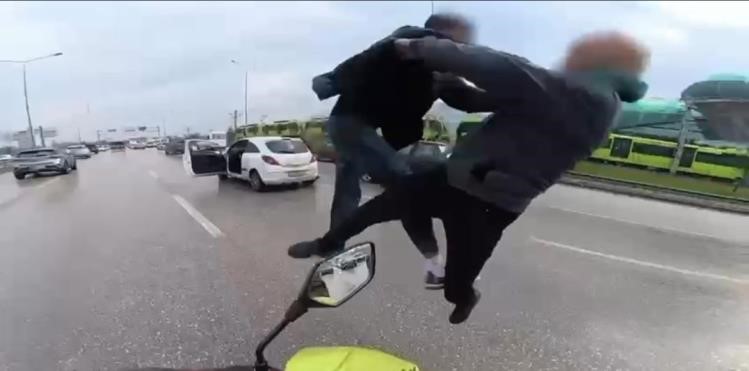 Yol Verme Kavgası Ringe Döndü! Sürücüler Birbirine Uçan Tekmeyle Saldırdı (2)