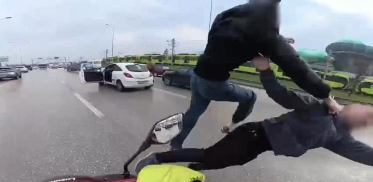 Yol Verme Kavgası Ringe Döndü! Sürücüler Birbirine Uçan Tekmeyle Saldırdı (3)