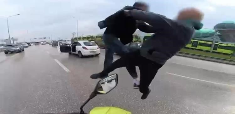 Yol Verme Kavgası Ringe Döndü! Sürücüler Birbirine Uçan Tekmeyle Saldırdı (4)