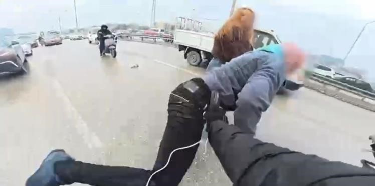 Yol Verme Kavgası Ringe Döndü! Sürücüler Birbirine Uçan Tekmeyle Saldırdı (6)