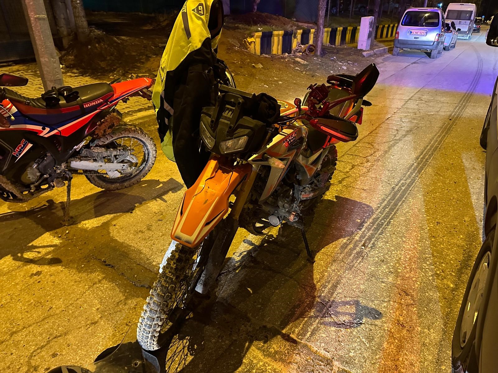 Yolun Ortasında Dehşet Motosikletin Altında Kalan Yaya Korkunç Şekilde Can Verdi (9)