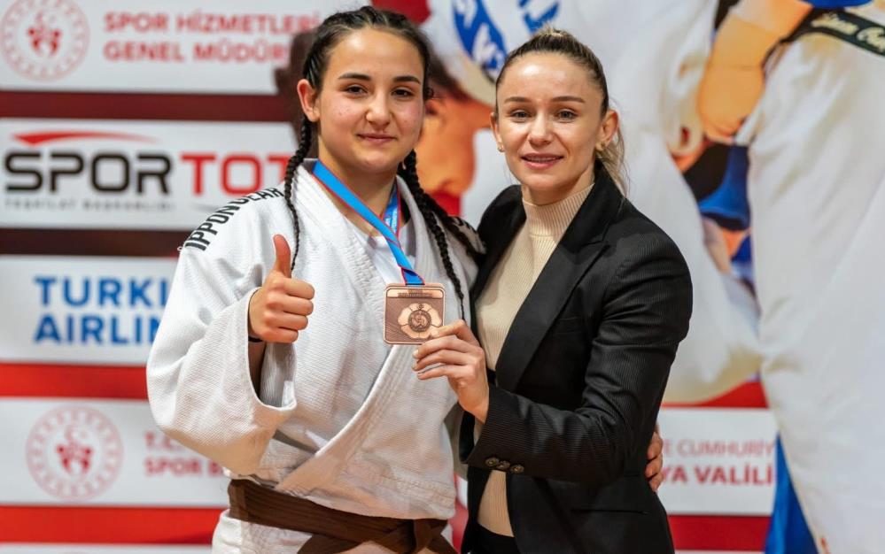 Yunusemre Belediyespor’un Genç Judocusu Kevser Gizem Bükülmez, Konya’da Düzenlenen Spor Toto Ümitler Türkiye Judo Şampiyonası’nda Bronz Madalya Kazanarak Milli Takıma Davet Edildi. (2)