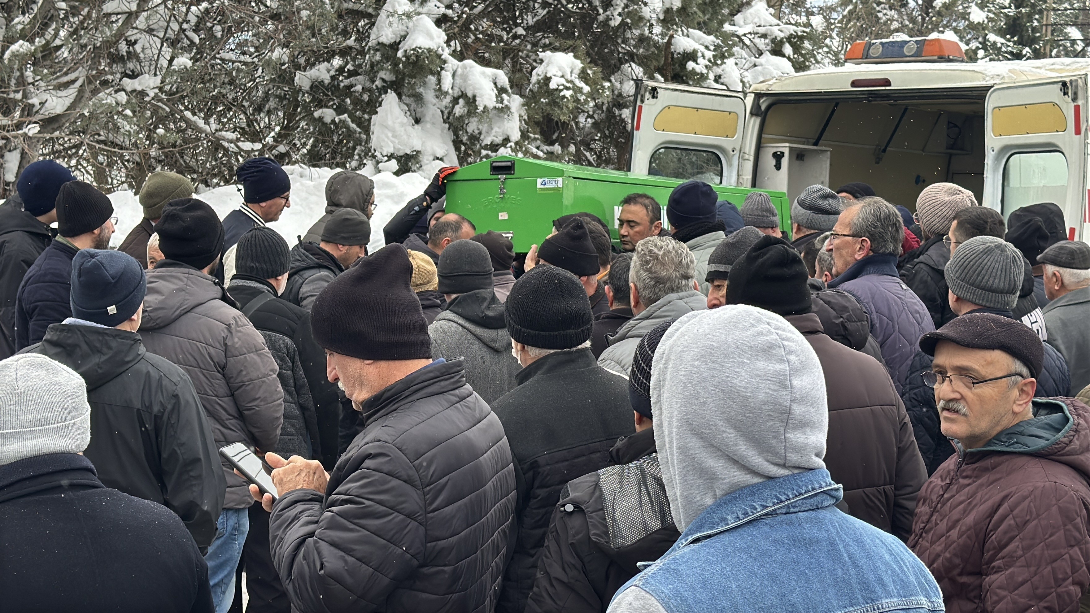 Yürek Yakan Ölüm! Evinin Bahçesinde Donarak Ölen Kadın Son Yolculuğuna Uğurlandı (4)