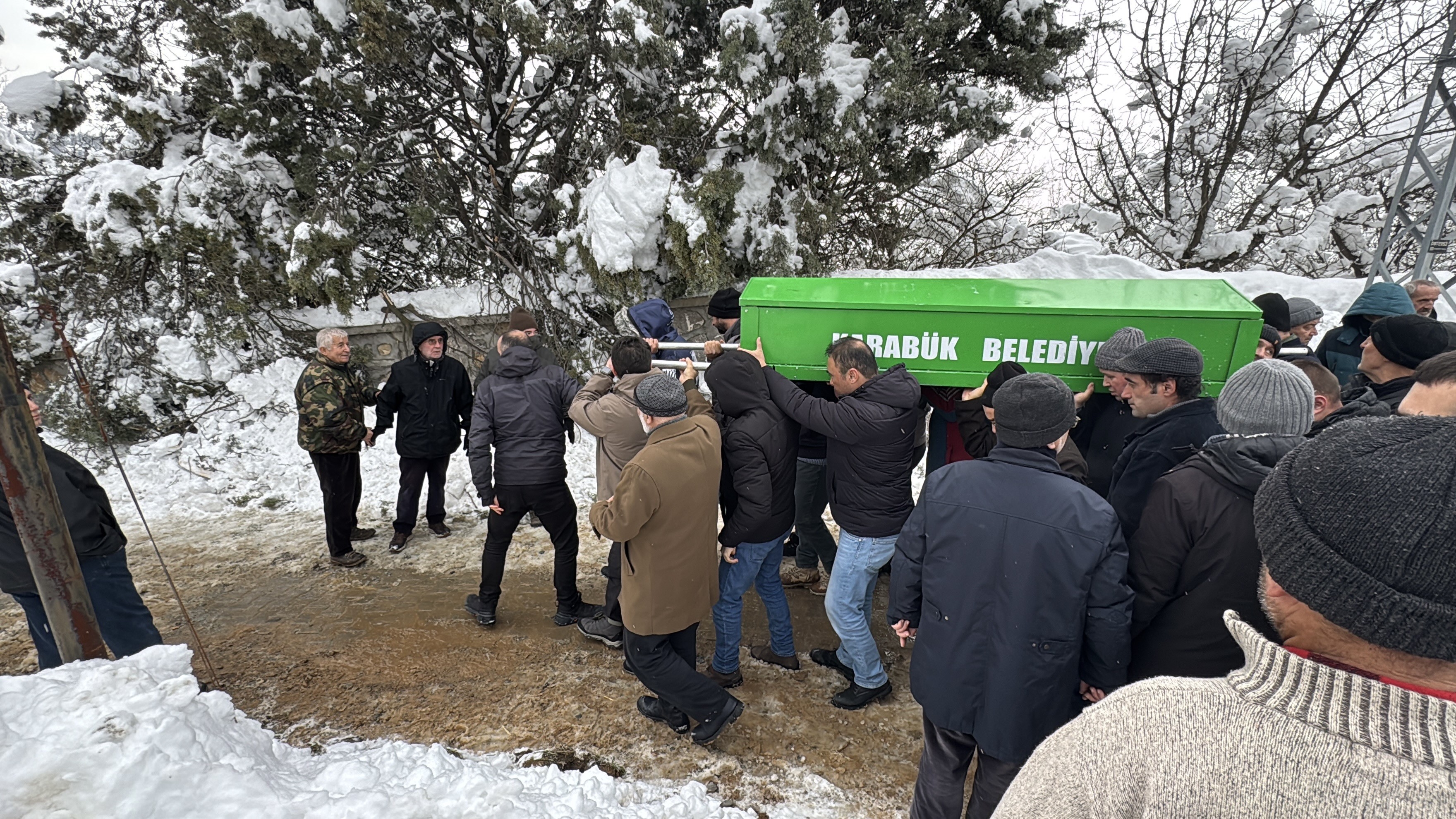 Yürek Yakan Ölüm! Evinin Bahçesinde Donarak Ölen Kadın Son Yolculuğuna Uğurlandı (5)