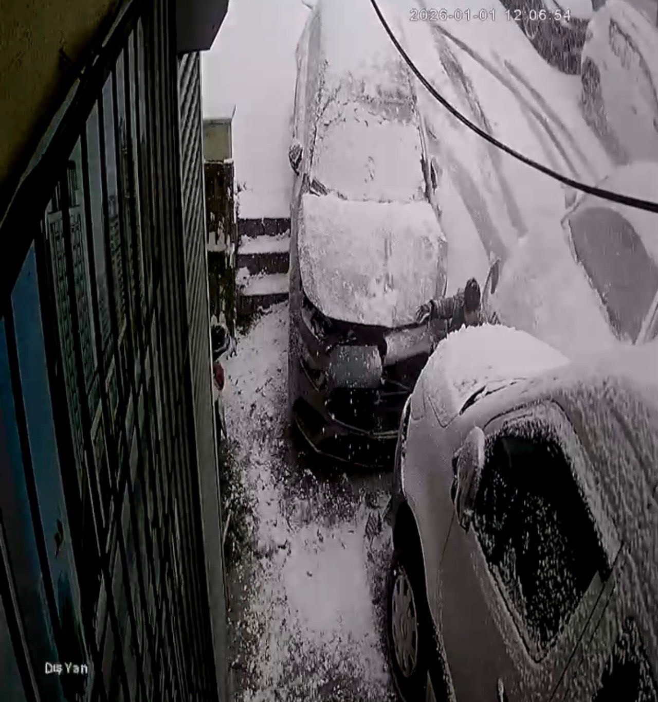 Yürekleri Ağıza Getiren Anlar! Kayan Otomobilin Altında Kalmaktan Son Anda Kurtuldu (2)