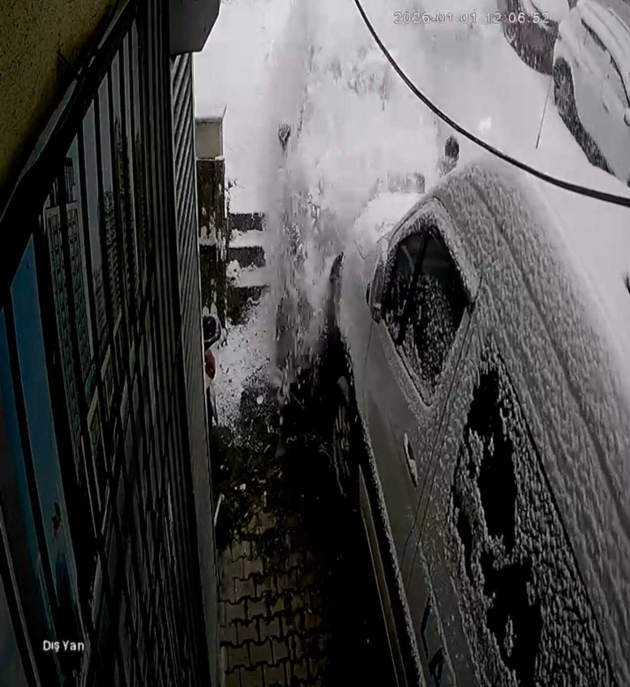 Yürekleri Ağıza Getiren Anlar! Kayan Otomobilin Altında Kalmaktan Son Anda Kurtuldu (3)