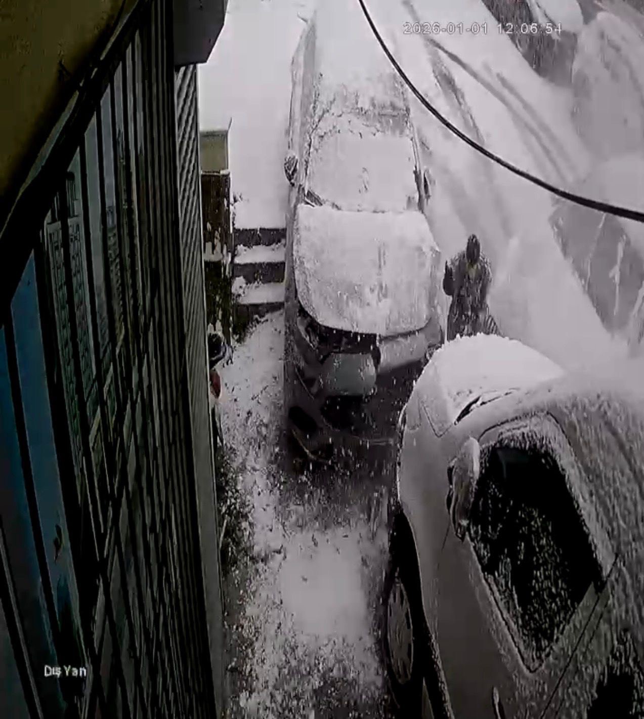 Yürekleri Ağıza Getiren Anlar! Kayan Otomobilin Altında Kalmaktan Son Anda Kurtuldu (4)