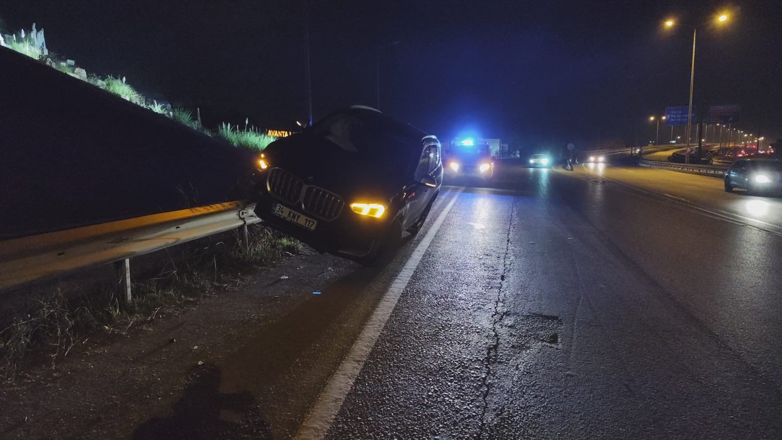 Yürekleri Ağıza Getiren Kaza! Lüks Cip Havada Asılı Kaldı, Facia Kıl Payı Atlatıldı (2)