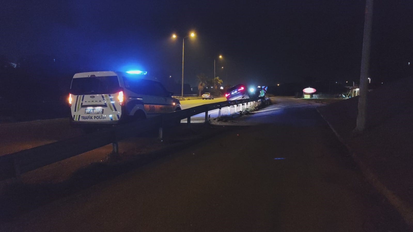 Yürekleri Ağıza Getiren Kaza! Lüks Cip Havada Asılı Kaldı, Facia Kıl Payı Atlatıldı (3)