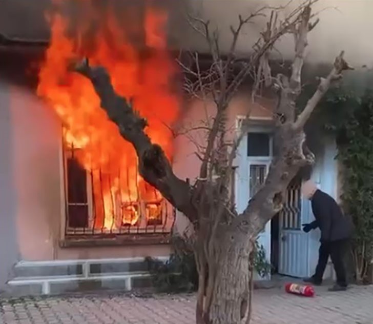 Yürekleri Ağza Getiren Yangın! Yaşlı Kadın Kedisi Uğruna Alevlerin Arasına Girdi (2)