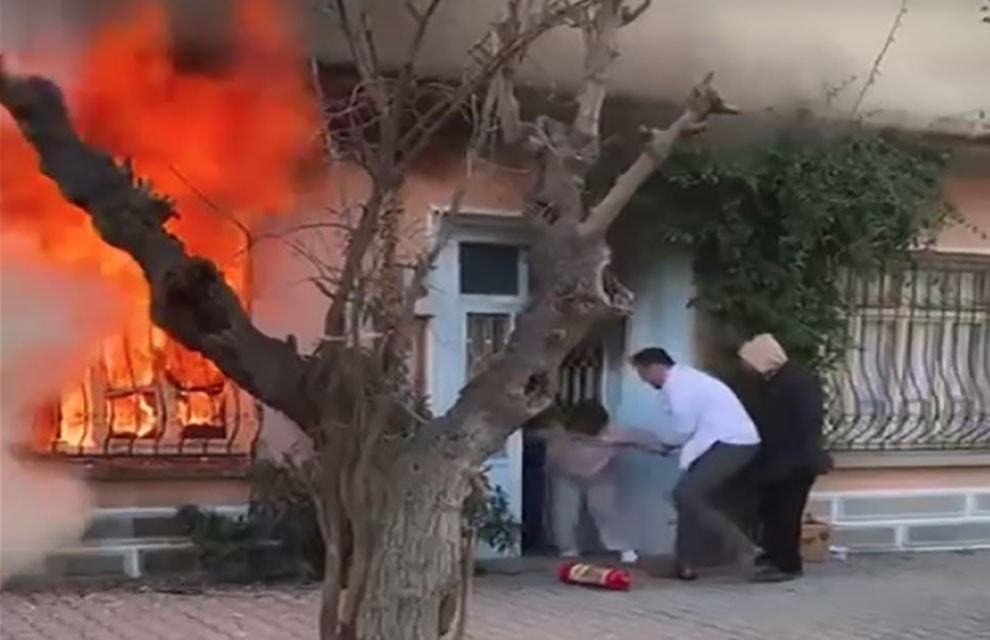 Yürekleri Ağza Getiren Yangın! Yaşlı Kadın Kedisi Uğruna Alevlerin Arasına Girdi (3)