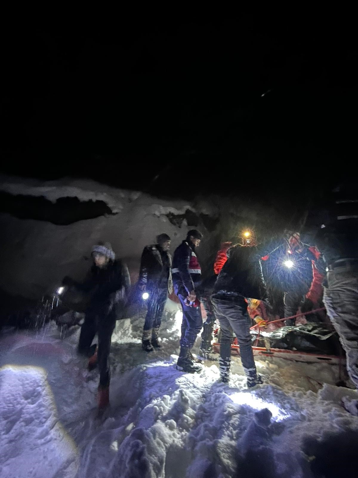 Yürekleri Yakan Olay! Çığdan Kendi Imkanlarıyla Kurtuldu, Kardeşini Kaybetti (3)