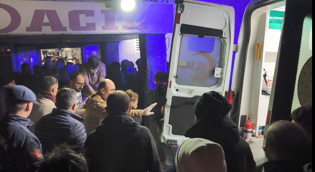 Zamanla Yarisin Boylesi Gorulmedi Bir An Bile Dusunmeden Sedyenin Uzerine Atladi (6)