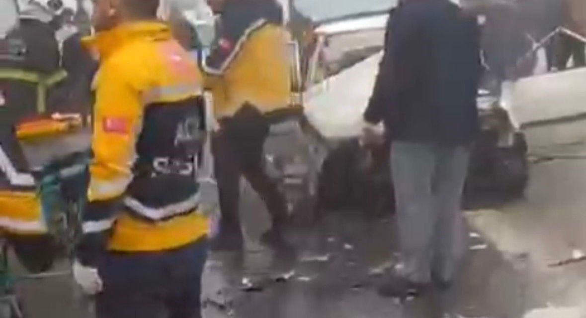 Zincirleme Kaza Ölümle Bitti! 3 Araç Birbirine Girdi, 1 Ölü 6 Yaralı (2)