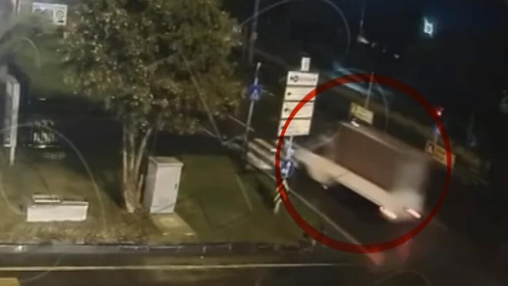 13 Yasindaki Iki Kiz Cocugu Kirmizi Isikta Karsiya Gecmeye Calisirken Kamyonet Carpti (2)