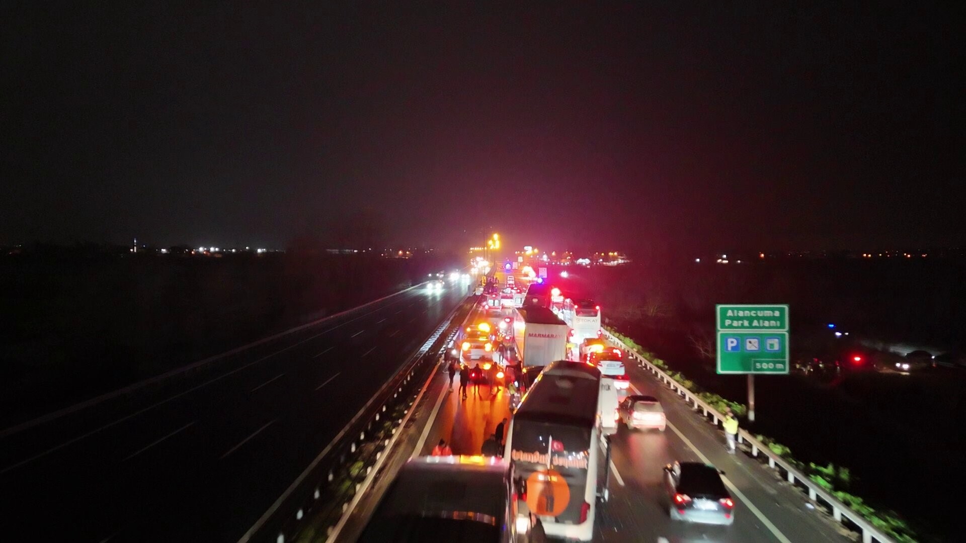 16 Araç Birbirine Girdi, Otoyol Savaş Alanına Döndü! 13 Yaralı, 4’Ü Ağır (10)