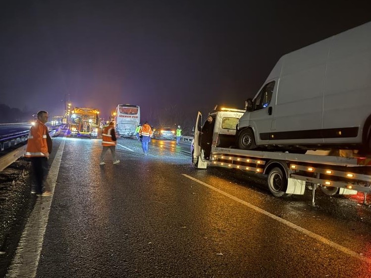 16 Araç Birbirine Girdi, Otoyol Savaş Alanına Döndü! 13 Yaralı, 4’Ü Ağır (2)