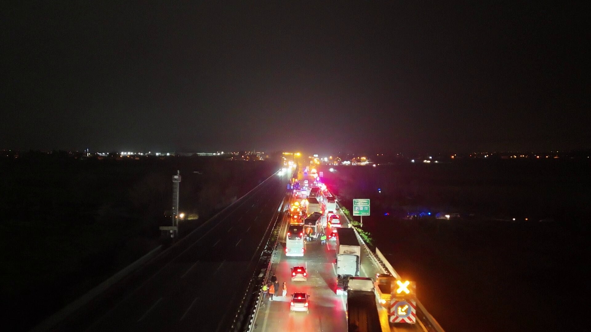 16 Araç Birbirine Girdi, Otoyol Savaş Alanına Döndü! 13 Yaralı, 4’Ü Ağır (9)