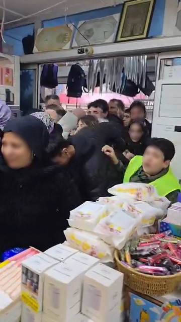 27 Yil Indirimi Kabusa Dondu Kapilar Acildi Vatandaslar Birbirini Ezdi (2)