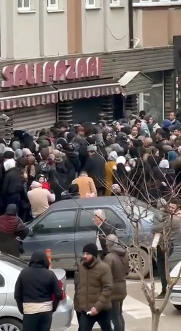 27 Yil Indirimi Kabusa Dondu Kapilar Acildi Vatandaslar Birbirini Ezdi (3)