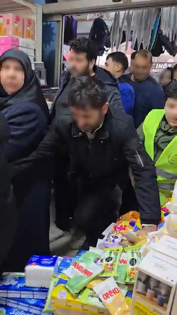 27 Yil Indirimi Kabusa Dondu Kapilar Acildi Vatandaslar Birbirini Ezdi (4)