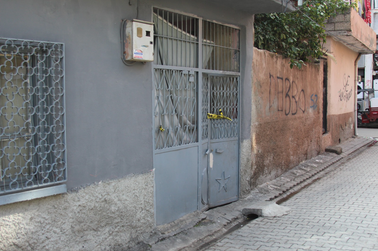 3 Çocuğunu Okula Gönderdi Dehşet Saçtı! Karısını Defalarca Bıçaklayarak Öldürdü (1)-1